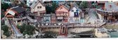 Dibond - Kleine Baai met Kleurrijke Huisjes - 90x30 cm Foto op Aluminium (Wanddecoratie van metaal)