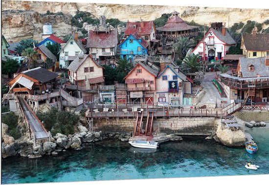 Dibond - Kleine Baai met Kleurrijke Huisjes - 150x100 cm Foto op Aluminium (Met Ophangsysteem)