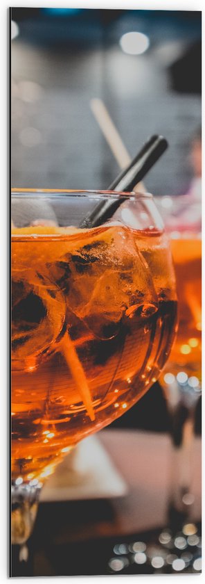 Dibond - Oranje Drankje in Glazen - 30x90 cm Foto op Aluminium (Wanddecoratie van metaal)