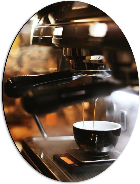 Dibond Ovaal - Foto van Koffiekopje onder Professioneel Koffiezetapparaat - 42x56 cm Foto op Ovaal (Met Ophangsysteem)