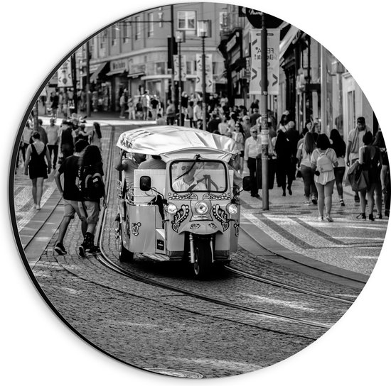 Dibond Muurcirkel - Tuktuk Rijdend door de Straten van Nederlandse Stad (Zwart- wit) - 20x20 cm Foto op Aluminium Muurcirkel (met ophangsysteem)
