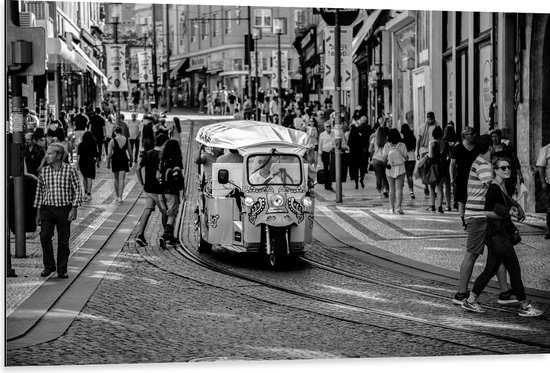 Dibond - Tuktuk Rijdend door de Straten van Nederlandse Stad (Zwart- wit) - 105x70 cm Foto op Aluminium (Wanddecoratie van metaal)