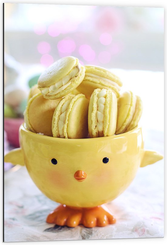 Dibond - Gele Macarons Gevuld in een Schaaltje Gevormd van een Kuiken - 60x90 cm Foto op Aluminium (Met Ophangsysteem)