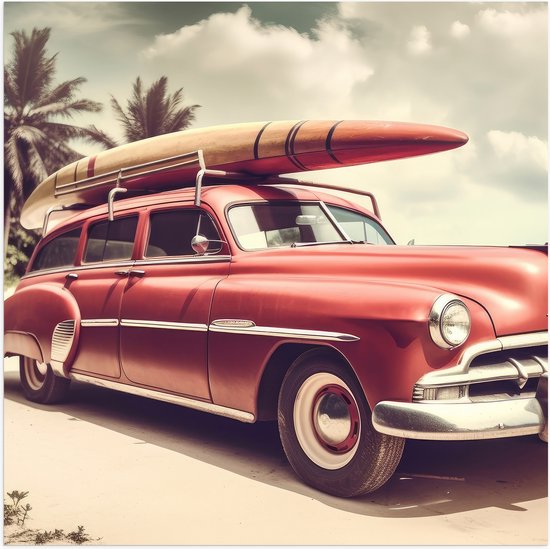 Poster Glanzend – Houten Surfplank op Dak van Rode Auto aan het Strand - 50x50 cm Foto op Posterpapier met Glanzende Afwerking