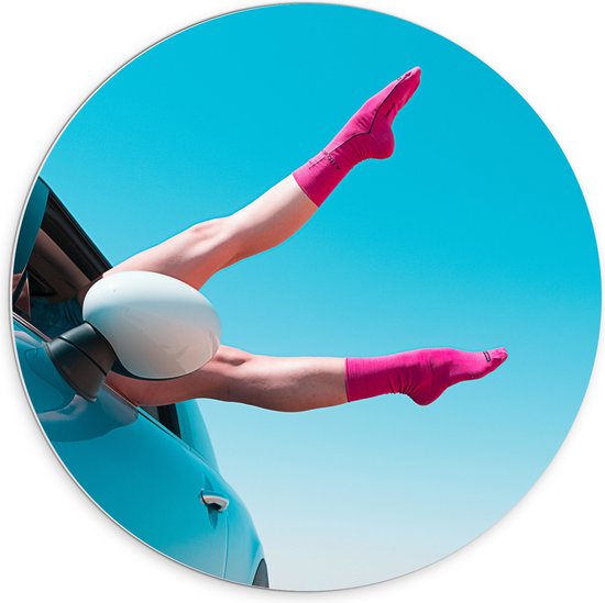 PVC Schuimplaat Muurcirkel - Vrouwelijke Benen met Roze Sokken uit Raam van Blauwe Auto - 70x70 cm Foto op Muurcirkel (met ophangsysteem)