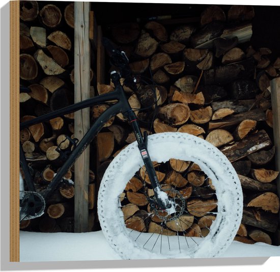 Hout - Zwarte Fiets Geparkeerd voor Houtstapel in de Sneeuw - 50x50 cm - 9 mm dik - Foto op Hout (Met Ophangsysteem)