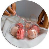 Dibond Muurcirkel - Macarons in Plastic Bakje met Strik - 70x70 cm Foto op Aluminium Muurcirkel (met ophangsysteem)