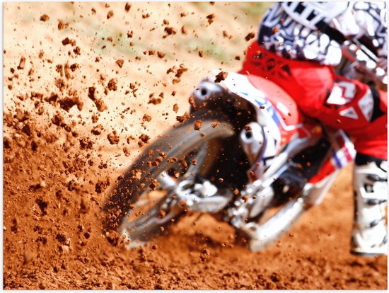 Poster (Mat) - Motorcrosser met Rood met Witte Motor door de Modder - 40x30 cm Foto op Posterpapier met een Matte look