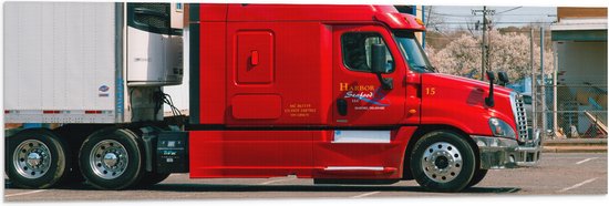 Vlag - Rode Truck op Parkeerplaats - 90x30 cm Foto op Polyester Vlag