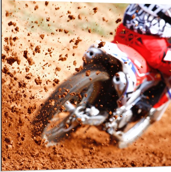 Dibond - Motorcrosser met Rood met Witte Motor door de Modder - 80x80 cm Foto op Aluminium (Wanddecoratie van metaal)