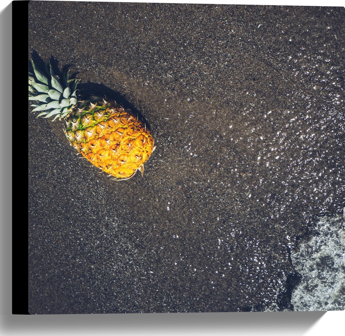 Canvas - Ananas op het Strand met Zee - 40x40 cm Foto op Canvas Schilderij (Wanddecoratie op Canvas)