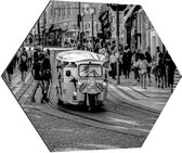 Dibond Hexagon - Tuktuk Rijdend door de Straten van Nederlandse Stad (Zwart- wit) - 70x60.9 cm Foto op Hexagon (Met Ophangsysteem)