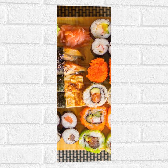 Muursticker - Houten Plateau Gevuld met Verschillende Smaken Sushi - 20x60 cm Foto op Muursticker
