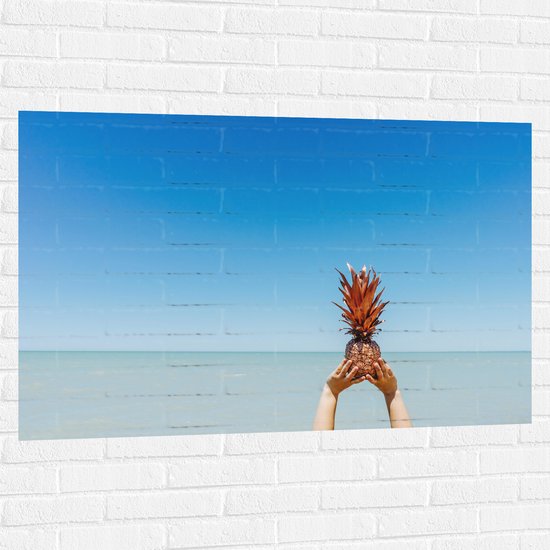 Muursticker - Ananas in Handen bij het Water - 120x80 cm Foto op Muursticker