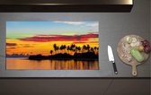 Inductieplaat Beschermer - Silhouet van Palmbomen aan het Water tijdens Zomerse Zonsondergang - 90x52 cm - 2 mm Dik - Inductie Beschermer van Vinyl