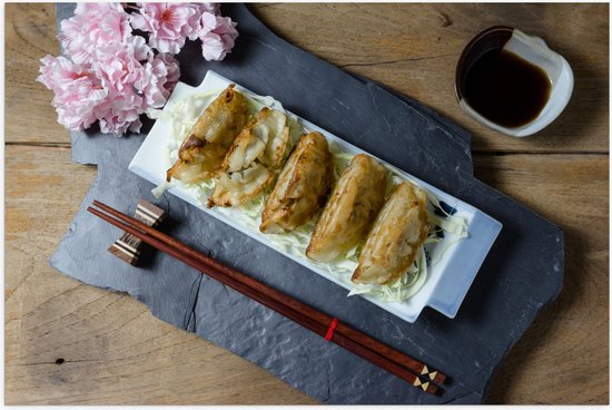 Poster Glanzend – Verse Dumplings op Schaal - 105x70 cm Foto op Posterpapier met Glanzende Afwerking