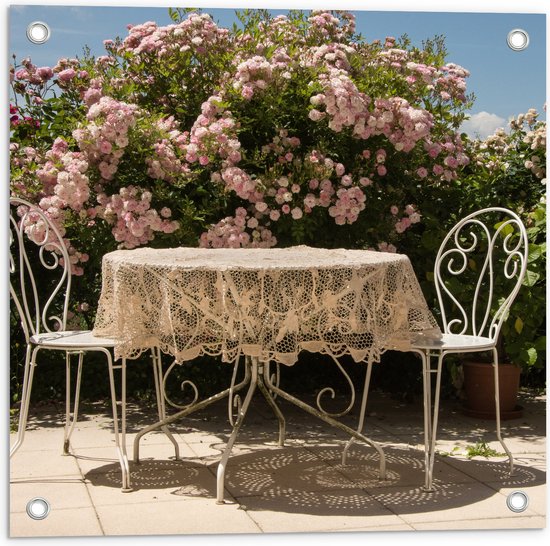 Tuinposter – Tafel - Stoelen - Tafelkleed - Bloemen - 50x50 cm Foto op Tuinposter (wanddecoratie voor buiten en binnen)