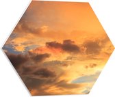 PVC Schuimplaat Hexagon - Zachtoranje Gloed over de Wolken in de Lucht - 50x43.5 cm Foto op Hexagon (Met Ophangsysteem)