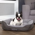 Franse buldog met zwarte vlekken, blij in een grijze Scruffs mand.