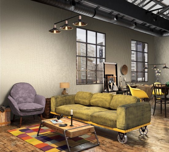Moderne woonkamer met een okergele bank met wielen, paarse fauteuil, salontafel en kleurrijke vloerkleed.
