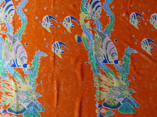 Sarong lengte 115 cm breedte 165 cm versierd met franjes.