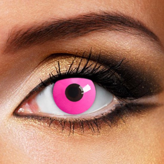 Een oog met roze kleurlens. De lens bedekt het natuurlijke oog en heeft een zwart pupildiafragma.