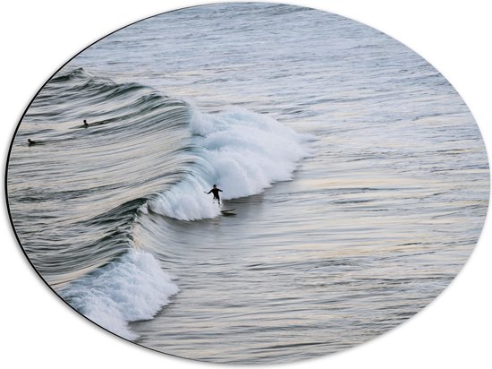 Dibond Ovaal - Zee - Golven - Mensen - Surfen - Surfplank - Hobby - 56x42 cm Foto op Ovaal (Met Ophangsysteem)