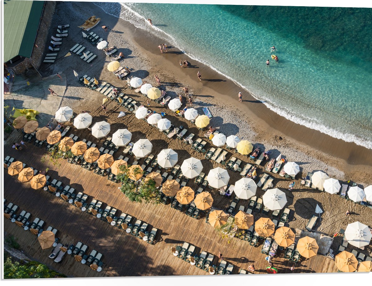 PVC Schuimplaat - Zee - Strand - Bedjes - Parasols - Water - Hout - Mensen - 80x60 cm Foto op PVC Schuimplaat (Met Ophangsysteem)