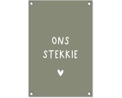 Tuinposter tekst - Ons Stekkie - Quotes - Tuindecoratie Olijfgroen - Tuinschilderij voor buiten - Schutting decoratie - Tuin - 40x60 cm - Schuttingdoek - Tuindoek - Wanddecoratie buiten