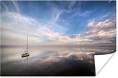 Poster Zeilboot op het stille water van de zee - 60x40 cm