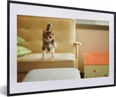 Image encadrée - Chat sautant du canapé cadre photo noir avec passe-partout blanc 40x60 60x40 cm - Affiche encadrée (Décoration murale salon / chambre)