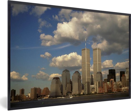 Affiche avec cadre World trade Center - Des nuages entourent le World trade center à New York - cadre photo noir - 120x80 cm - Affiche avec cadre