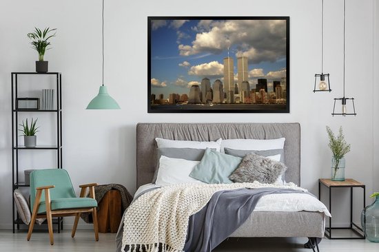 Affiche avec cadre World trade Center - Des nuages entourent le World trade center à New York - cadre photo noir - 120x80 cm - Affiche avec cadre