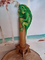 Leguanen beeld groene leguaan waar een wierook stokje in kan handgemaakt inclusief kokertje wierook 35x10x10 cm