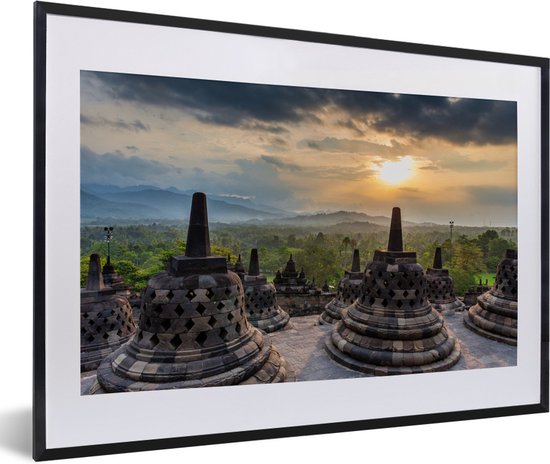 Photo en cadre - Coucher de soleil sur les arbres verts au cadre photo Borobudur noir avec passe-partout blanc 60x40 cm - Affiche sous cadre (Décoration murale salon / chambre)