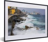 Fotolijst incl. Poster - Blauwe oceaangolven in het Cubaanse Havana in Noord-Amerika - 40x30 cm - Posterlijst