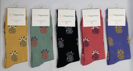 Vijf paar Hipperboo sokken met ananasprint in geel, mintgroen, zwart, roze en paars.
