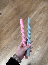 Gedraaide kaarsen set van 2 - swirl kaarsen - roze en jade green - 28 cm hoog - twisted candles - trendy diner kaarsen