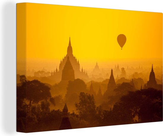 Canvas Schilderij Oranje zonsondergang bij Bagan in Myanmar - 90x60 cm - Wanddecoratie