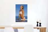 Canvas Schilderij Vrouw met een witte bikini die uit een zwembad komt - 40x60 cm - Wanddecoratie