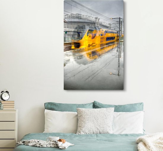 Train abstrait le long de la plate-forme humide à Amsterdam 120x180 cm - Tirage photo sur toile (Décoration murale salon / chambre) XXL / Groot format!