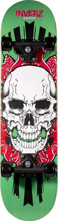 Skateboard met groene achtergrond, wit schedel met rode rozen en 'INVERZ SKATEBOARDS' logo.