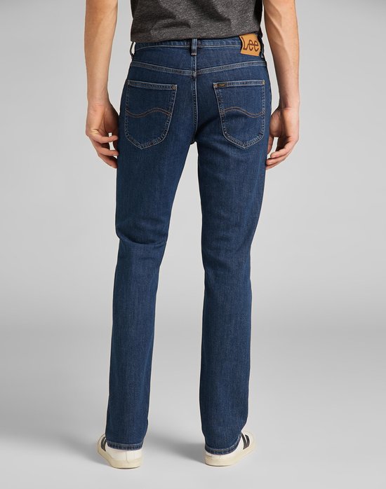 Achterkant van donkerblauwe Lee jeans, rechte pasvorm, met bruine lederen merkpatch.
