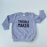 Grijze sweater met zwarte opdruk "Trouble Maker" maat 74
