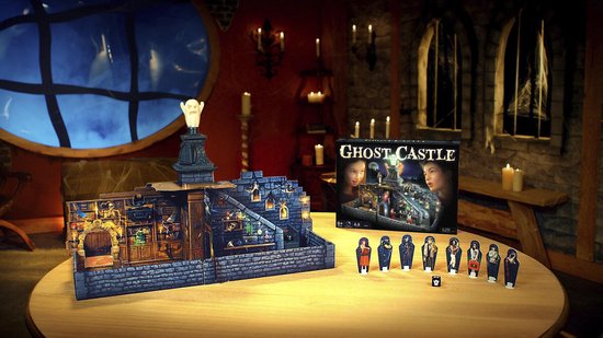 Een geavanceerd bordspel van een spookkasteel met stenen muren en veel vampiers. De doos 'Ghost Castle' ligt ernaast.