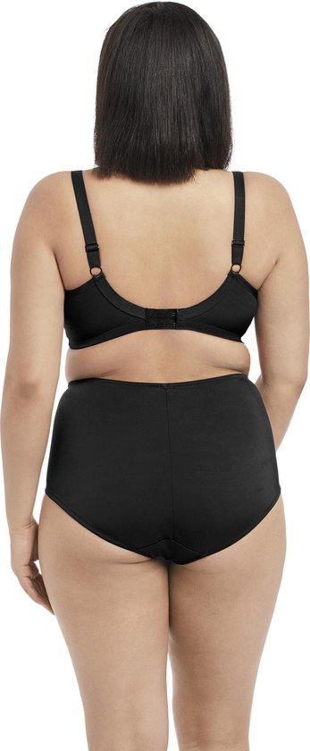Achterkant van een model met volle figuur in zwarte Elomi Sachi beha en slip.