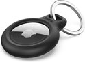 Zwarte Belkin AirTag houder met sleutelhanger, met het Apple logo zichtbaar.