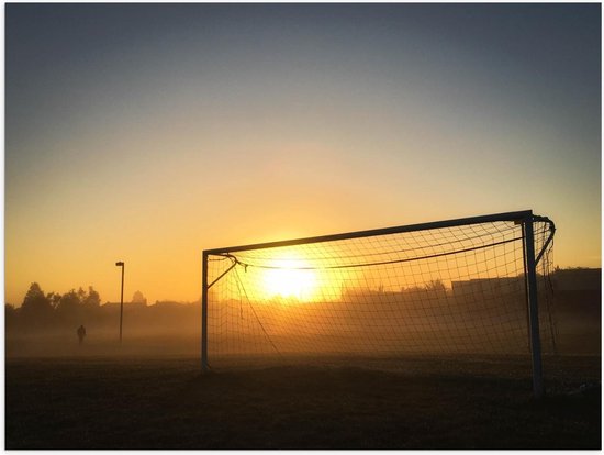 Poster – Ondergaande Zon door Voetbaldoel  - 40x30cm Foto op Posterpapier