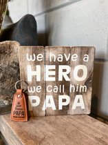 Cadeaupakket papa - vader / Tekstbordje 20 cm we have a hero we call him papa + sleutelhanger mijn bonuspapa mijn vriend / vaderdag geschenk / vaderdag cadeautjes / verjaardag / op