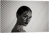 Acrylglas - Vrouw in Strepen Licht (zwart/wit) - 90x60cm Foto op Acrylglas (Wanddecoratie op Acrylglas)